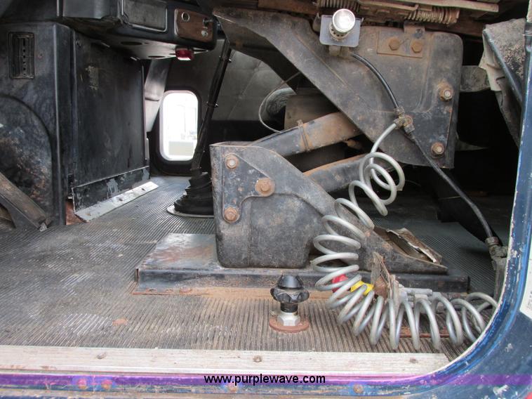 image for item I4964 1993 Freightliner FLD120 semi truck