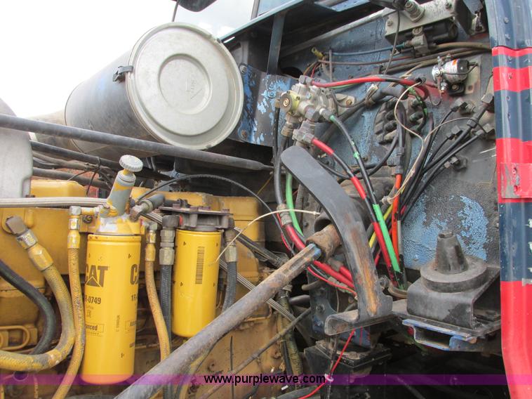 image for item I4964 1993 Freightliner FLD120 semi truck