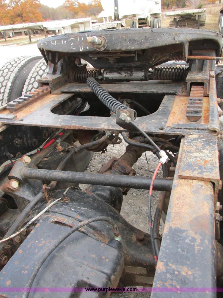 image for item I4964 1993 Freightliner FLD120 semi truck