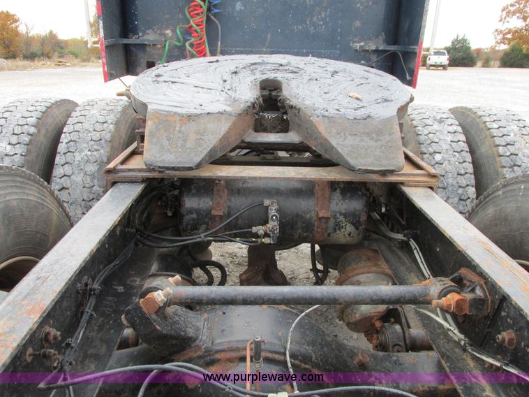 image for item I4964 1993 Freightliner FLD120 semi truck