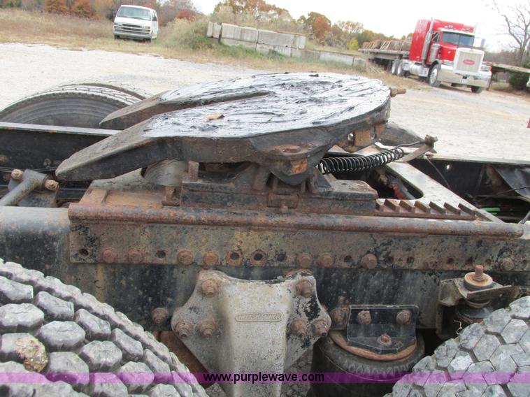 image for item I4964 1993 Freightliner FLD120 semi truck