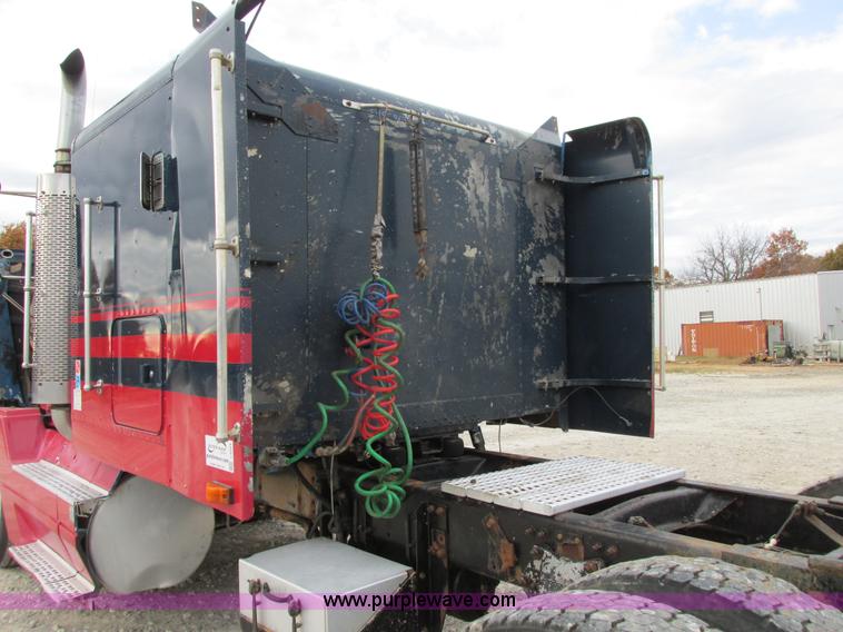 image for item I4964 1993 Freightliner FLD120 semi truck