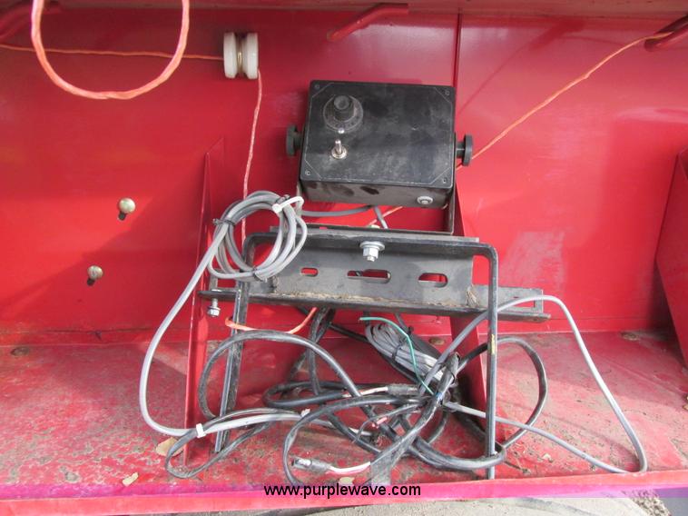 image for item A8653 1998 New Holland 590 square baler