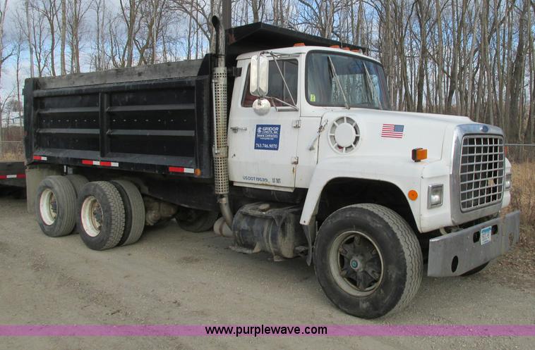 image for item E5221 1984 Ford LT8000 dump truck