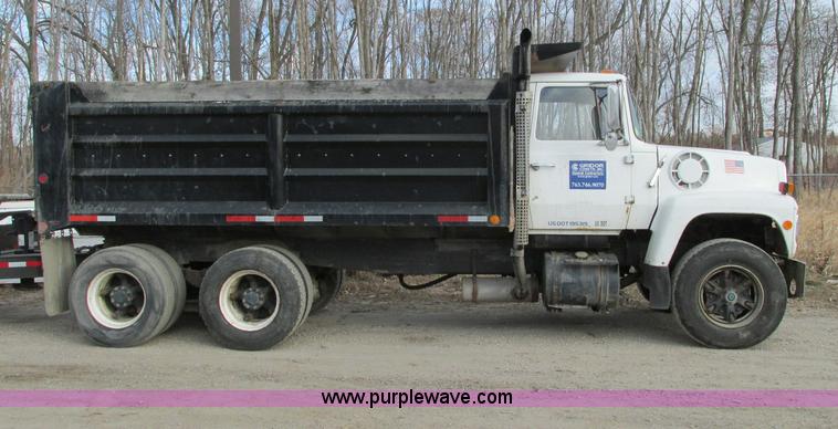 image for item E5221 1984 Ford LT8000 dump truck