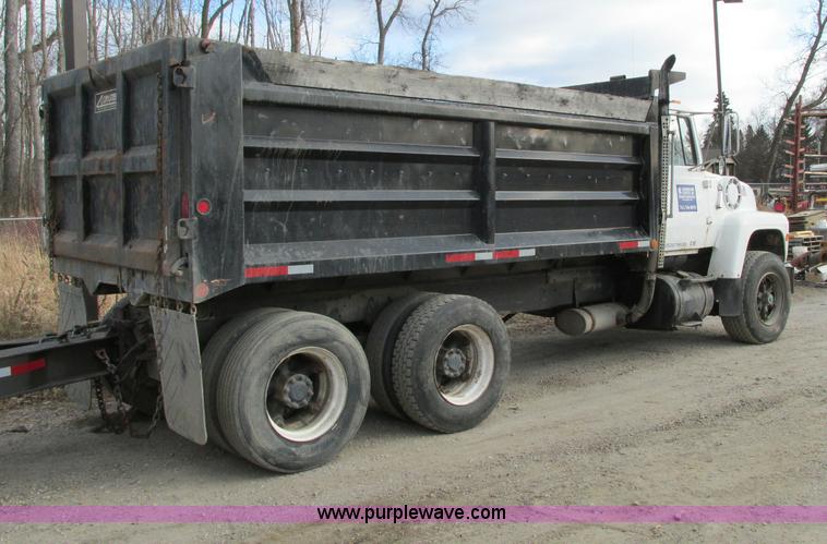 image for item E5221 1984 Ford LT8000 dump truck