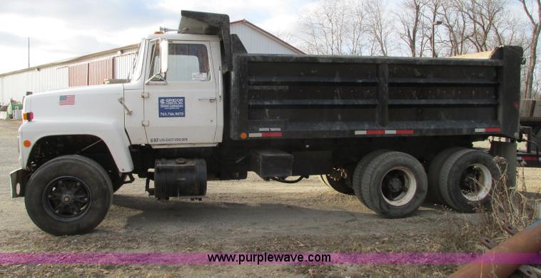 image for item E5221 1984 Ford LT8000 dump truck