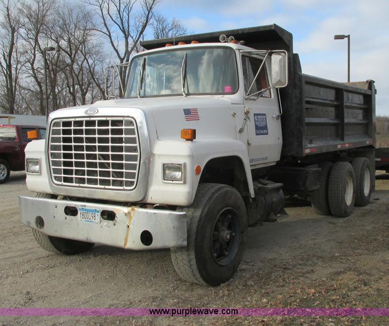 image for item E5221 1984 Ford LT8000 dump truck