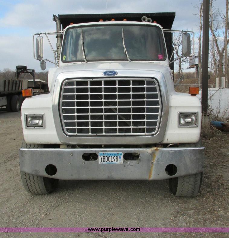 image for item E5221 1984 Ford LT8000 dump truck