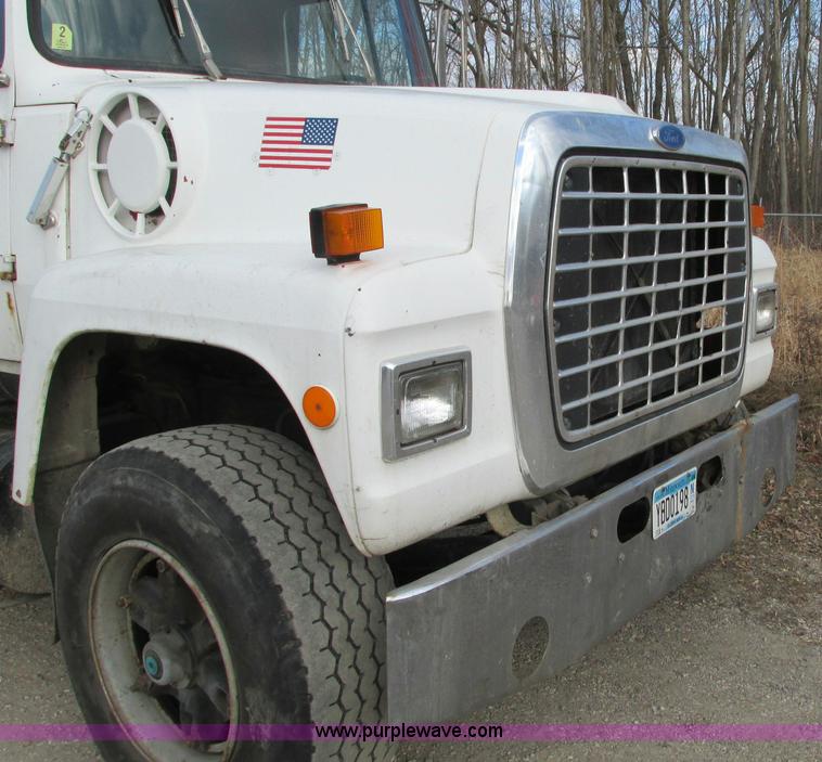 image for item E5221 1984 Ford LT8000 dump truck
