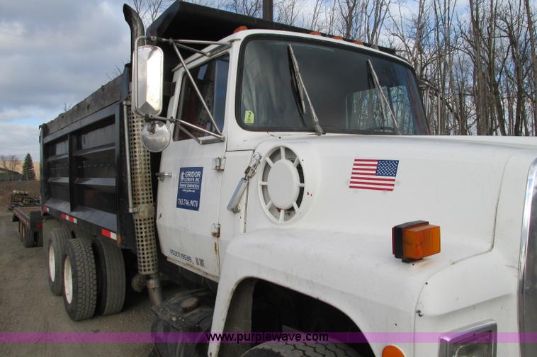image for item E5221 1984 Ford LT8000 dump truck