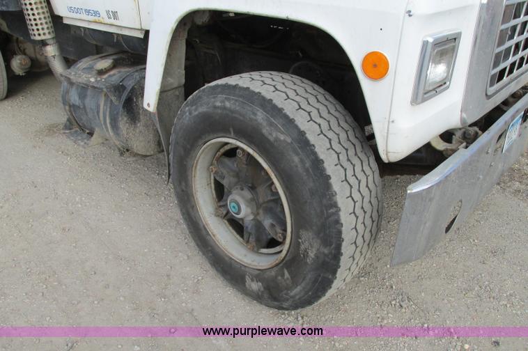 image for item E5221 1984 Ford LT8000 dump truck