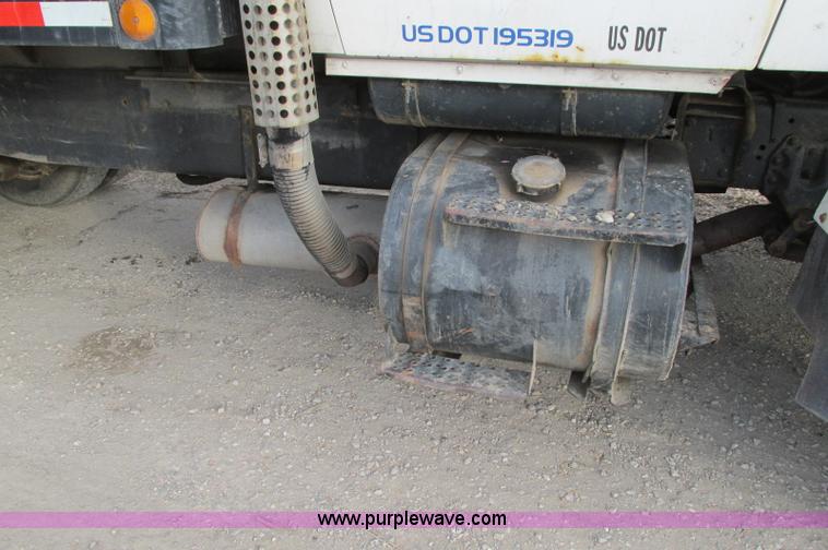 image for item E5221 1984 Ford LT8000 dump truck