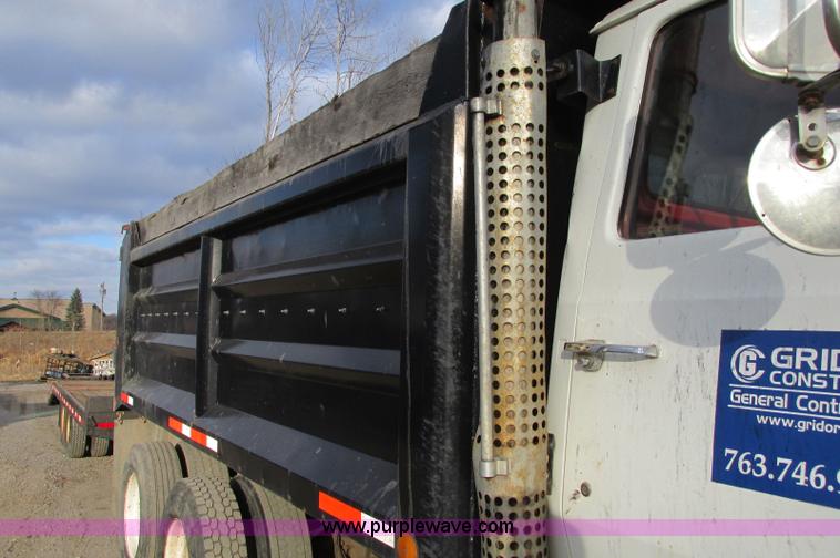 image for item E5221 1984 Ford LT8000 dump truck