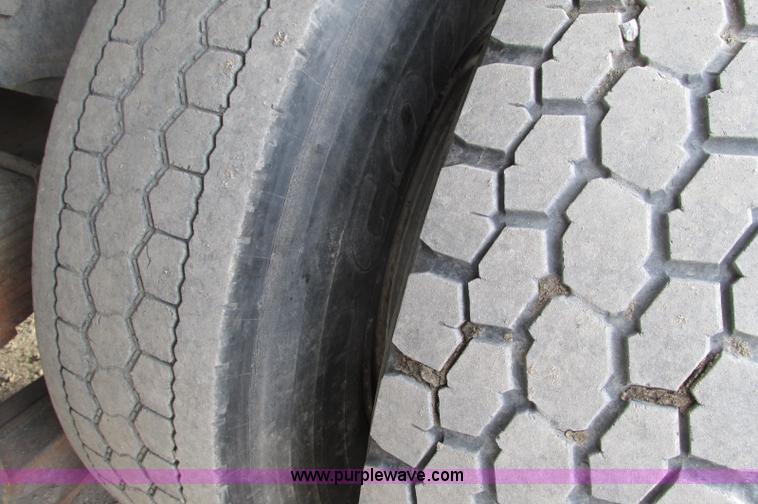 image for item E5221 1984 Ford LT8000 dump truck