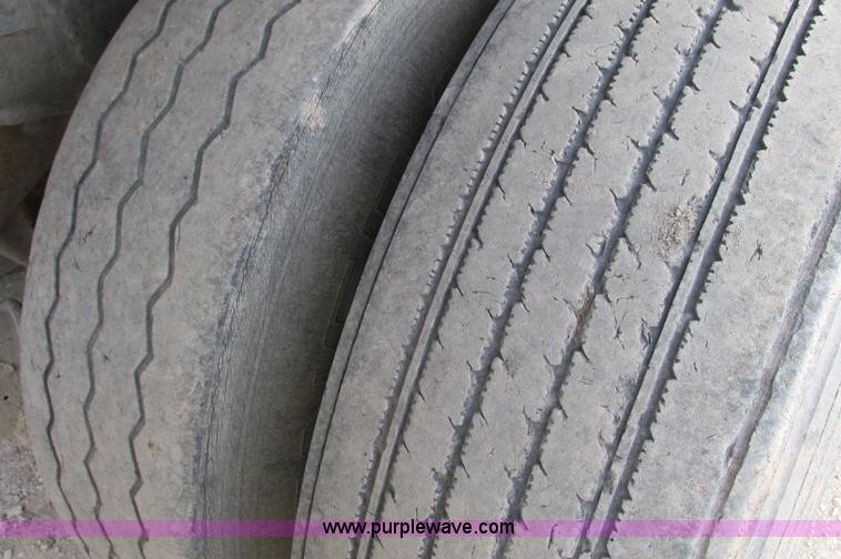 image for item E5221 1984 Ford LT8000 dump truck