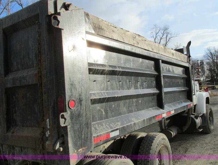 image for item E5221 1984 Ford LT8000 dump truck