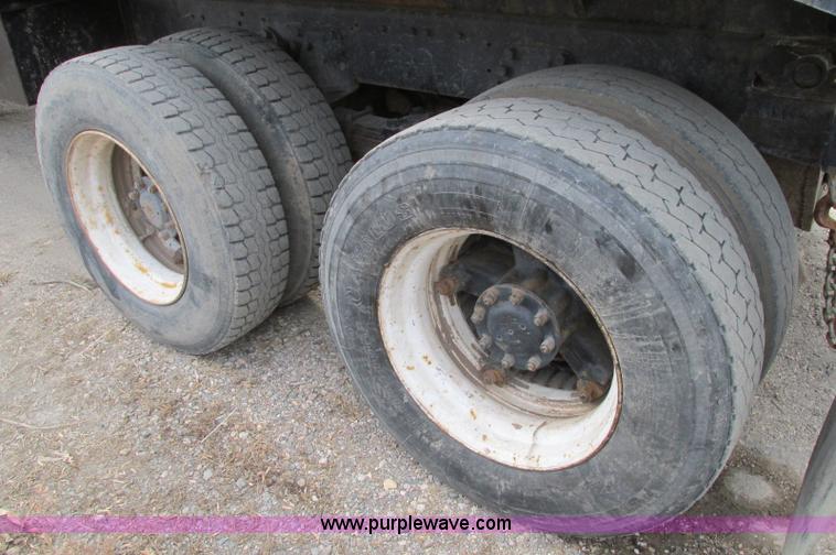 image for item E5221 1984 Ford LT8000 dump truck