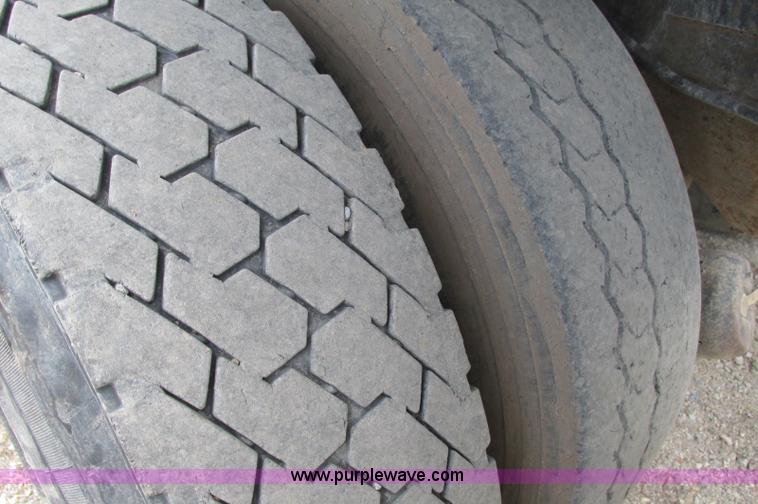 image for item E5221 1984 Ford LT8000 dump truck