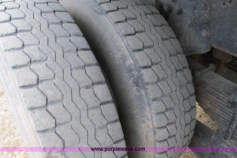 image for item E5221 1984 Ford LT8000 dump truck