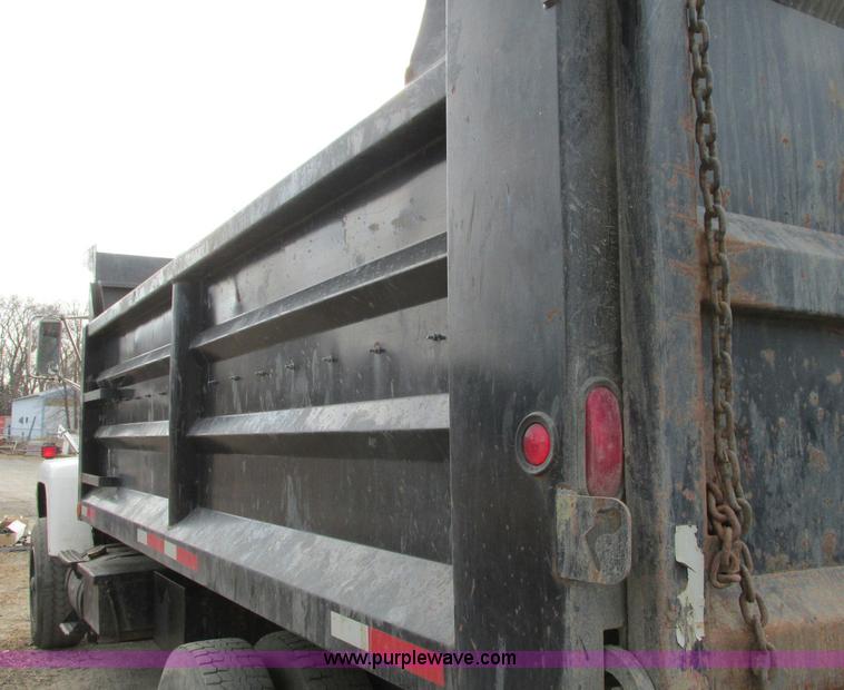 image for item E5221 1984 Ford LT8000 dump truck