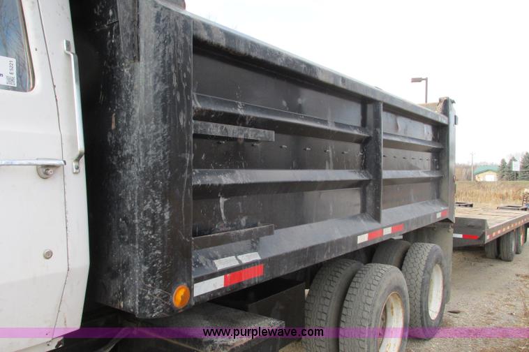 image for item E5221 1984 Ford LT8000 dump truck