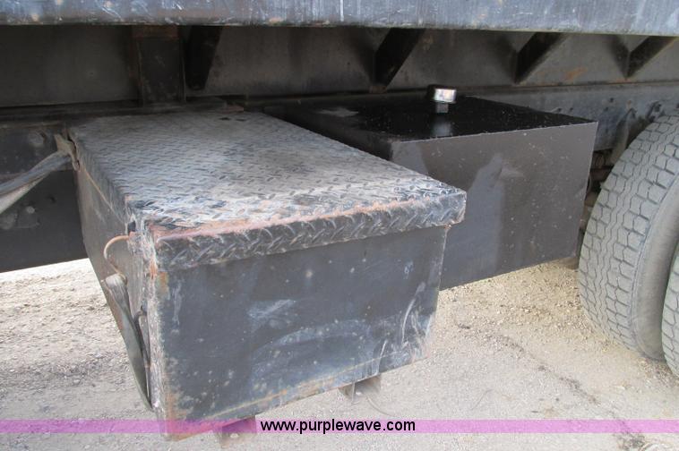 image for item E5221 1984 Ford LT8000 dump truck