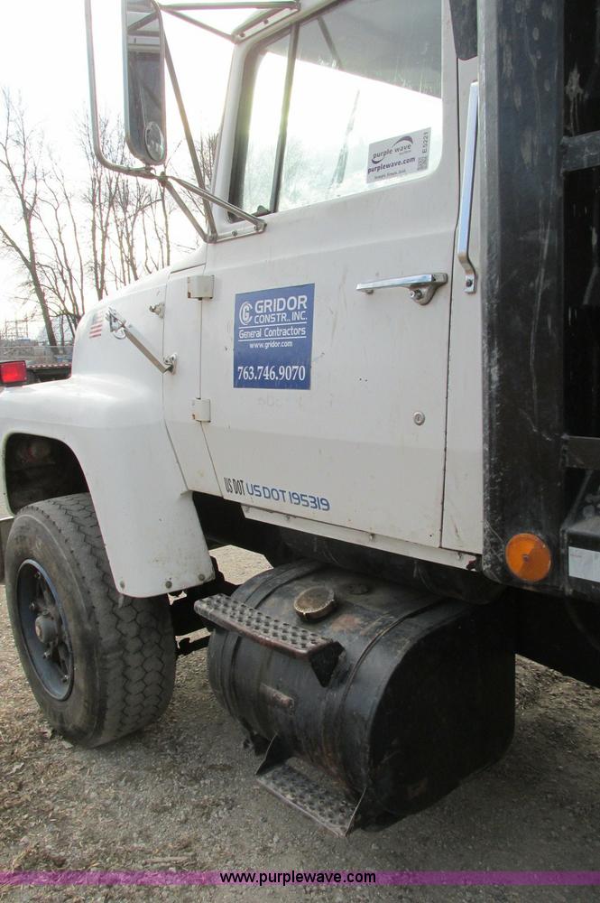 image for item E5221 1984 Ford LT8000 dump truck