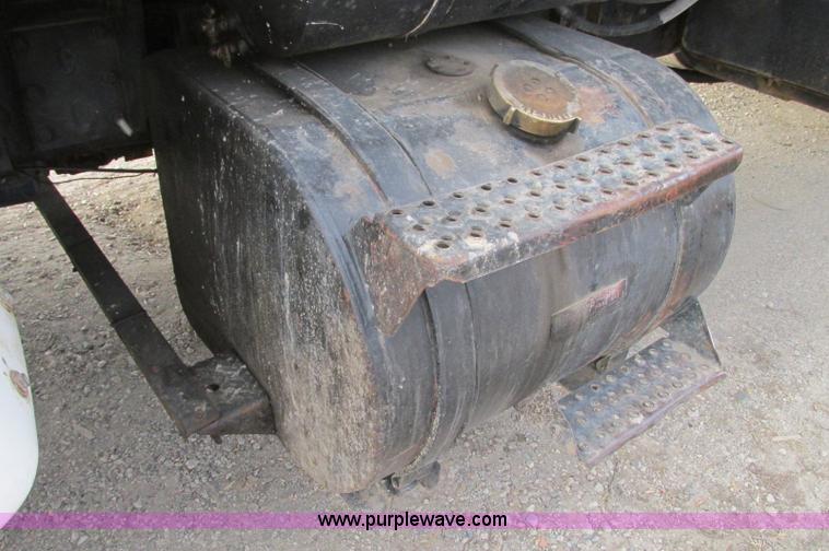 image for item E5221 1984 Ford LT8000 dump truck