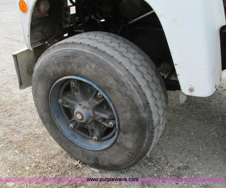 image for item E5221 1984 Ford LT8000 dump truck