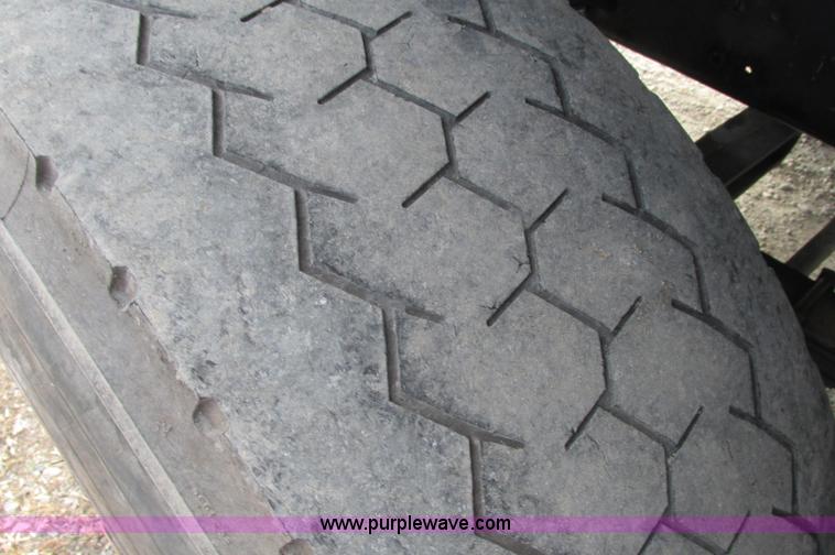 image for item E5221 1984 Ford LT8000 dump truck