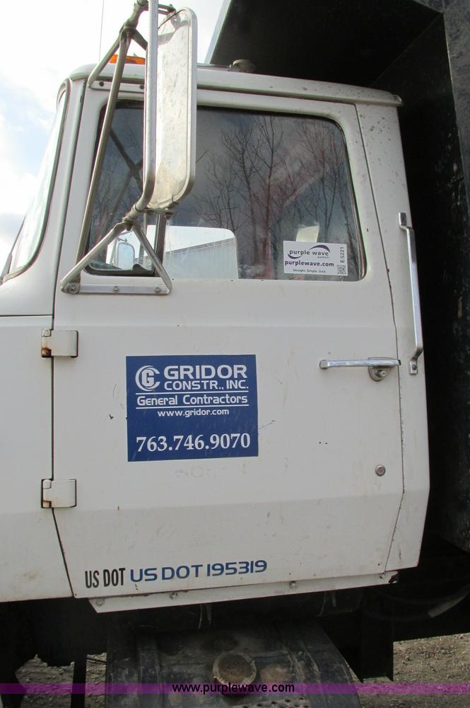 image for item E5221 1984 Ford LT8000 dump truck