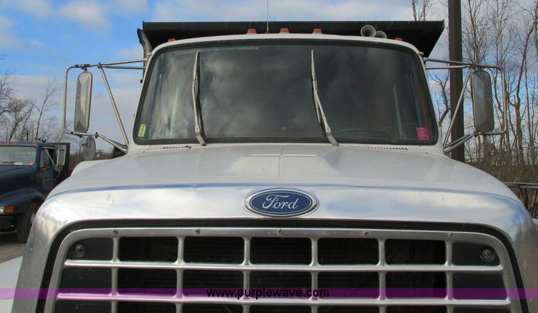 image for item E5221 1984 Ford LT8000 dump truck