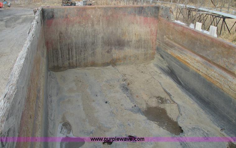 image for item E5221 1984 Ford LT8000 dump truck