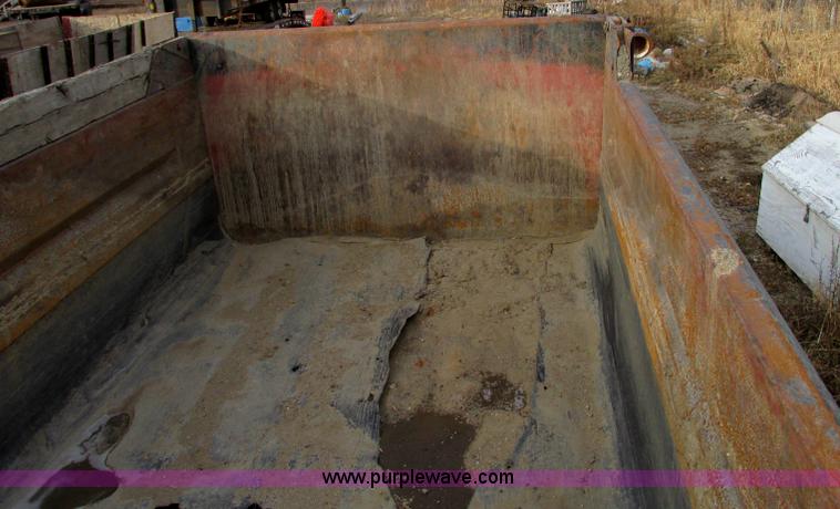 image for item E5221 1984 Ford LT8000 dump truck