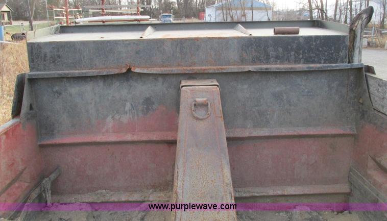 image for item E5221 1984 Ford LT8000 dump truck