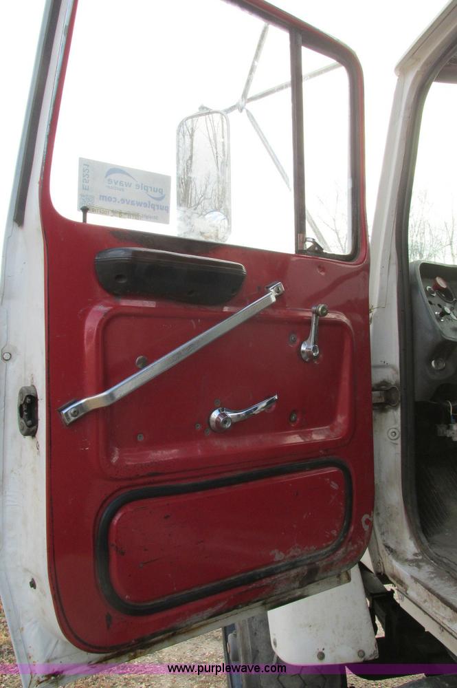 image for item E5221 1984 Ford LT8000 dump truck