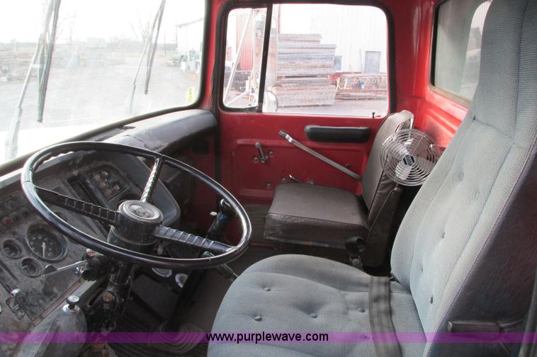 image for item E5221 1984 Ford LT8000 dump truck