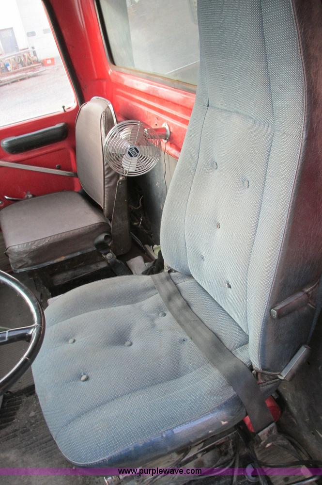 image for item E5221 1984 Ford LT8000 dump truck