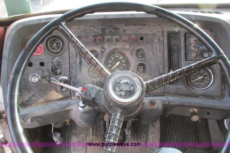image for item E5221 1984 Ford LT8000 dump truck