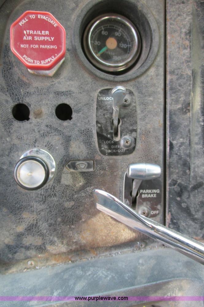 image for item E5221 1984 Ford LT8000 dump truck