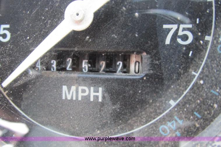 image for item E5221 1984 Ford LT8000 dump truck