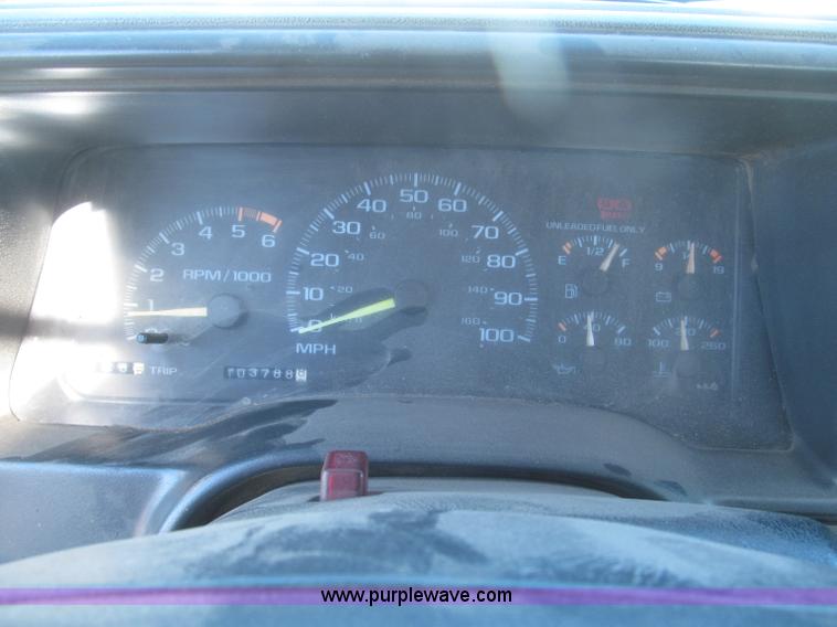 image for item F7189 1997 GMC Sierra 3500 SL flatbed truck