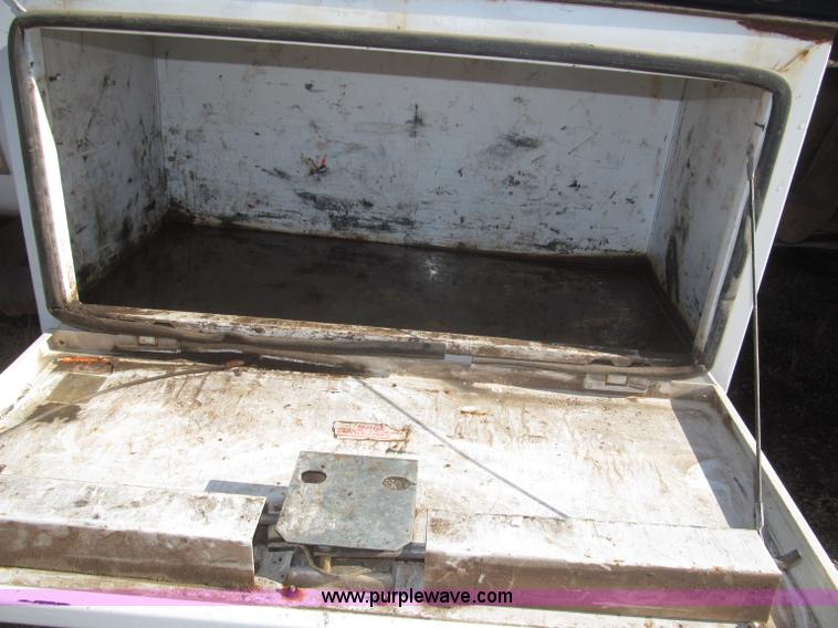 image for item F7189 1997 GMC Sierra 3500 SL flatbed truck