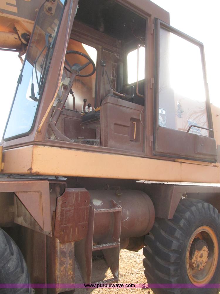 image for item F7197 Case 1085B Cruz Air wheel excavator