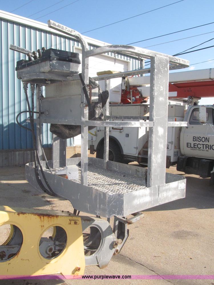 image for item F7198 1993 Grove AMZ-66 rough terrain boom lift