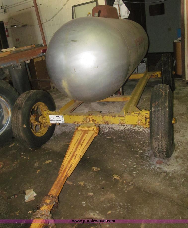 image for item F7199 1972 towable 500 gallon propane tank