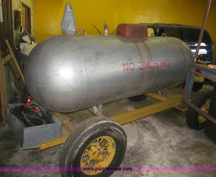 image for item F7199 1972 towable 500 gallon propane tank