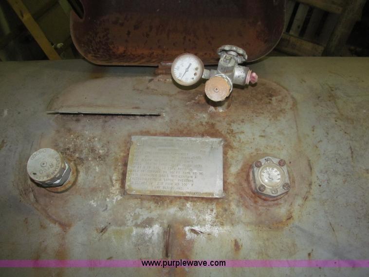 image for item F7199 1972 towable 500 gallon propane tank