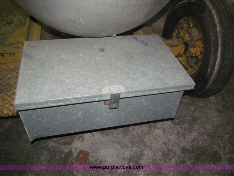 image for item F7199 1972 towable 500 gallon propane tank